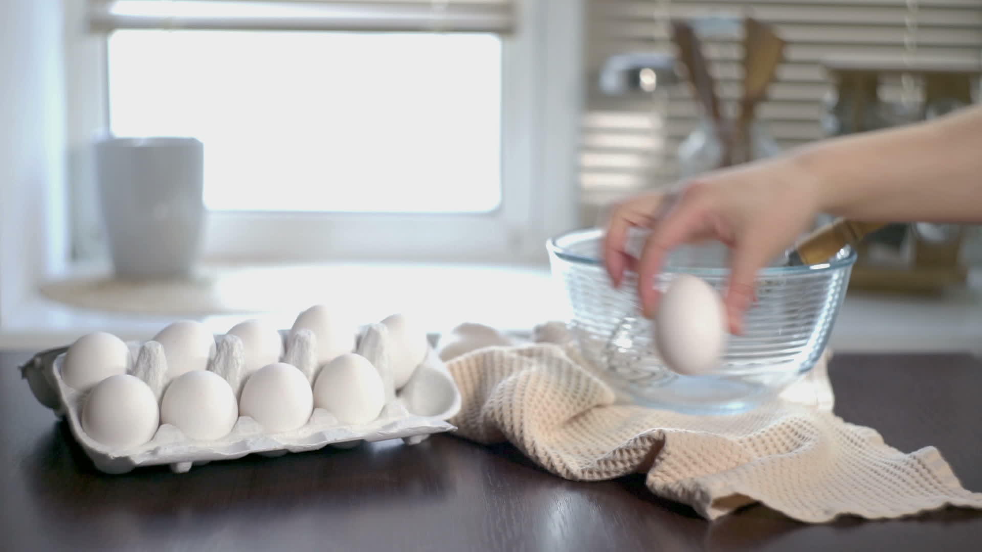 鸡蛋烹饪桌上的原料视频的预览图