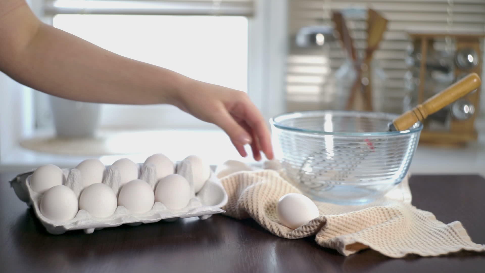 把鸡蛋从盒子里放在厨房桌子上视频的预览图