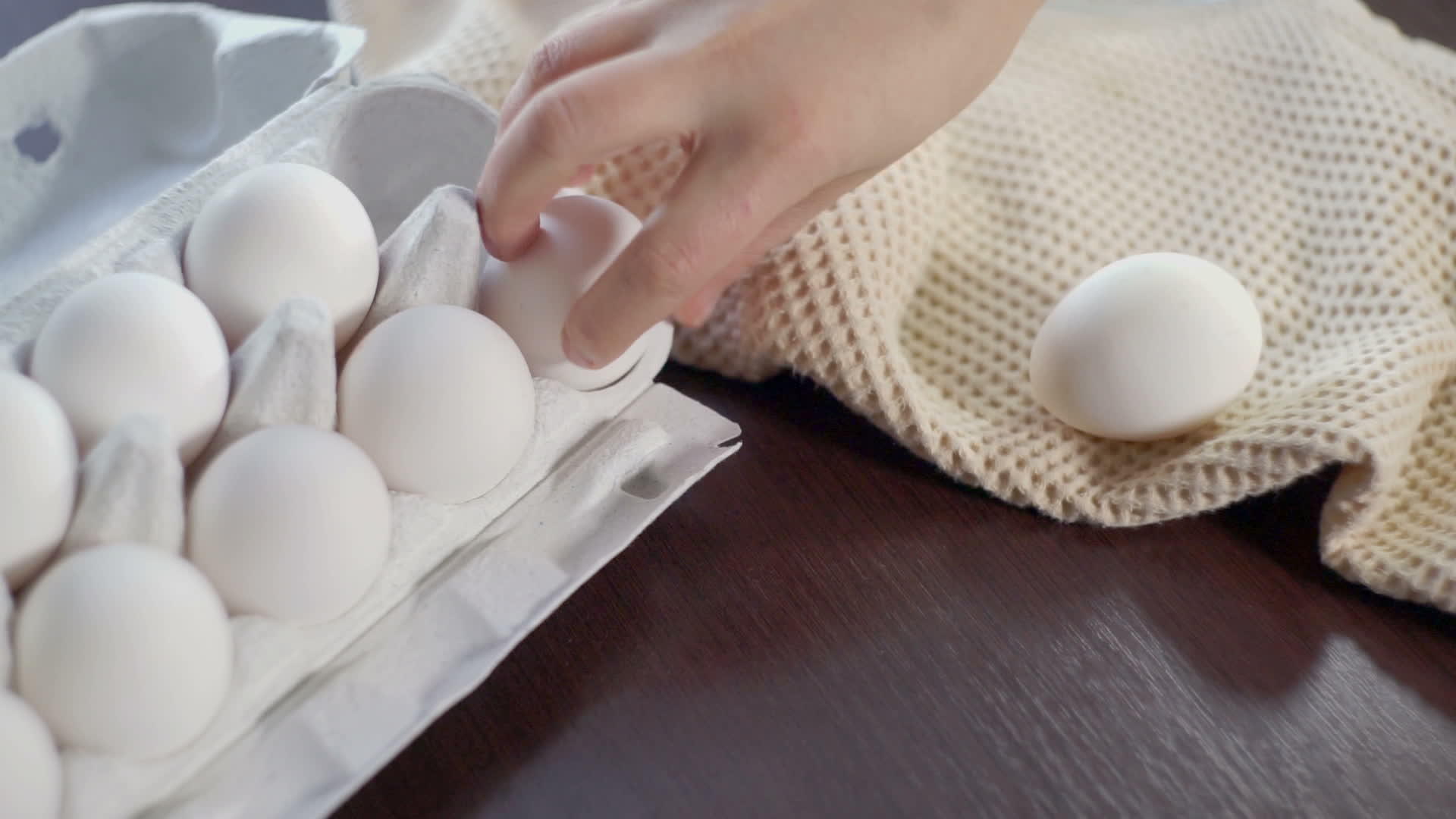 把鸡蛋从厨房桌子里拿出来视频的预览图
