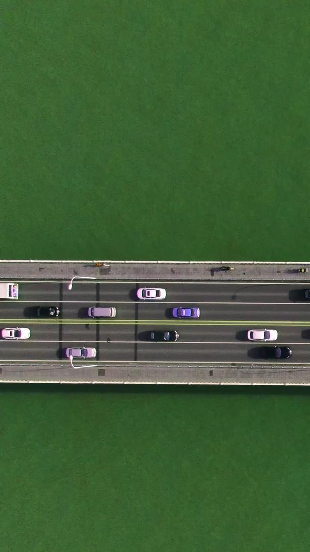 俯视桥梁拥堵车辆视频的预览图