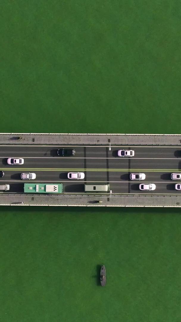 俯视桥梁拥堵车辆视频的预览图