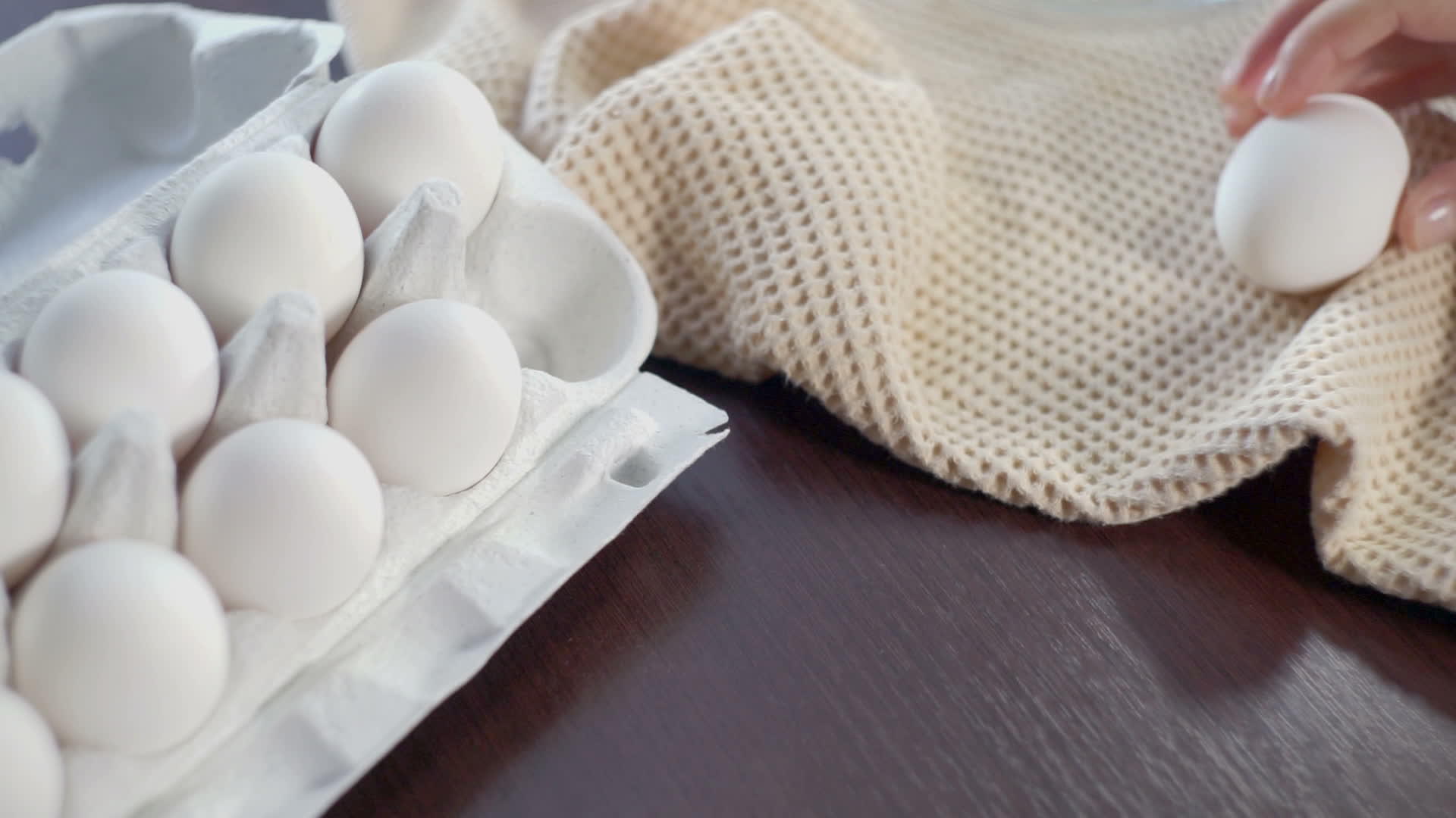 厨房桌上的箱式鸡蛋视频的预览图
