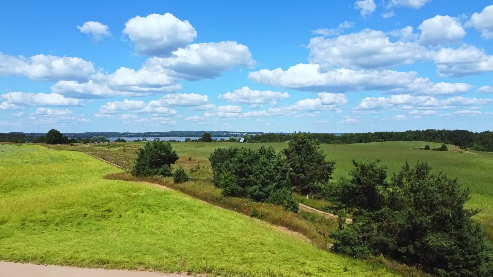 无人驾驶飞机在农村绿地上升起视频的预览图