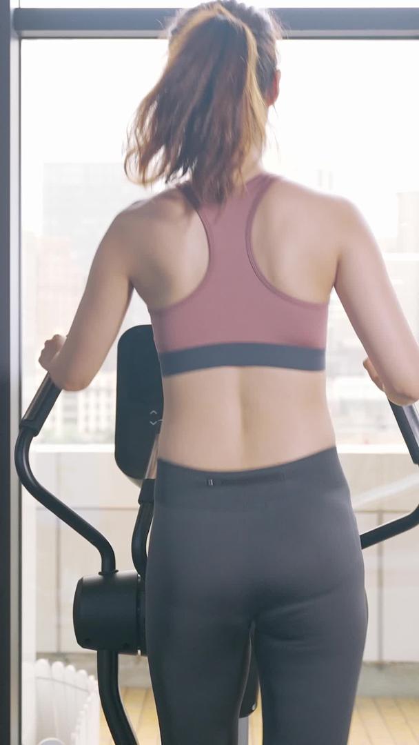 美女背影器械锻炼设备视频的预览图