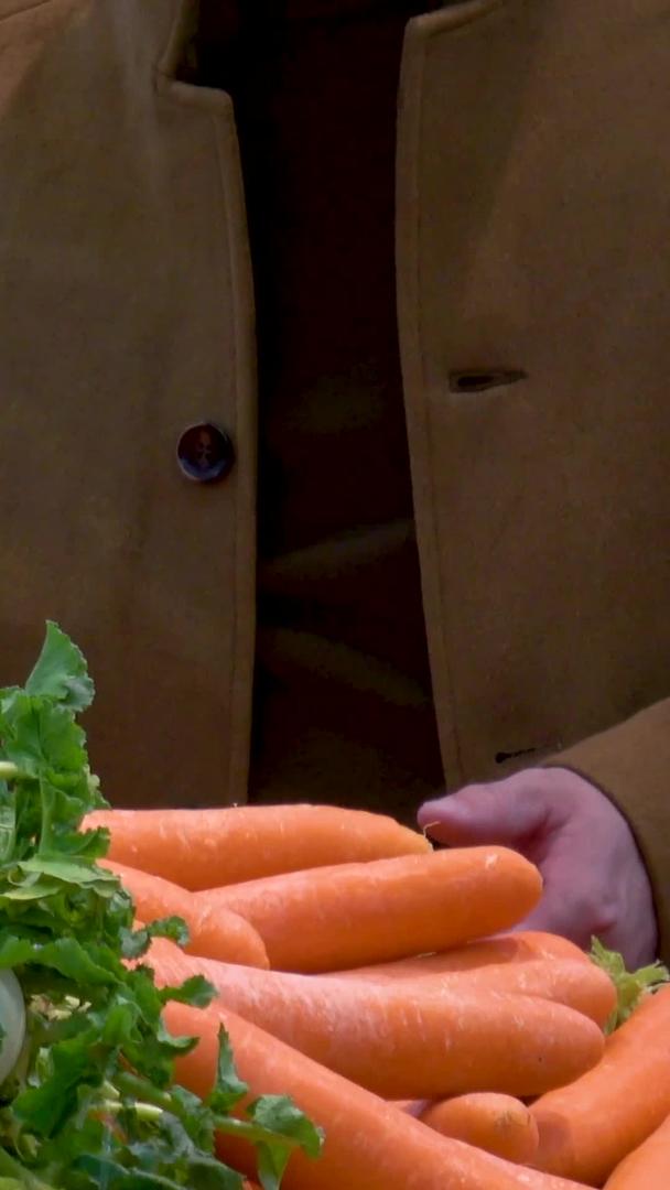 购买蔬菜挑选疏菜的实拍镜头视频的预览图