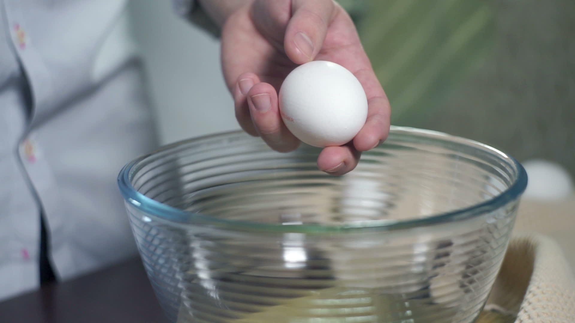 在烘焙过程中打鸡蛋视频的预览图