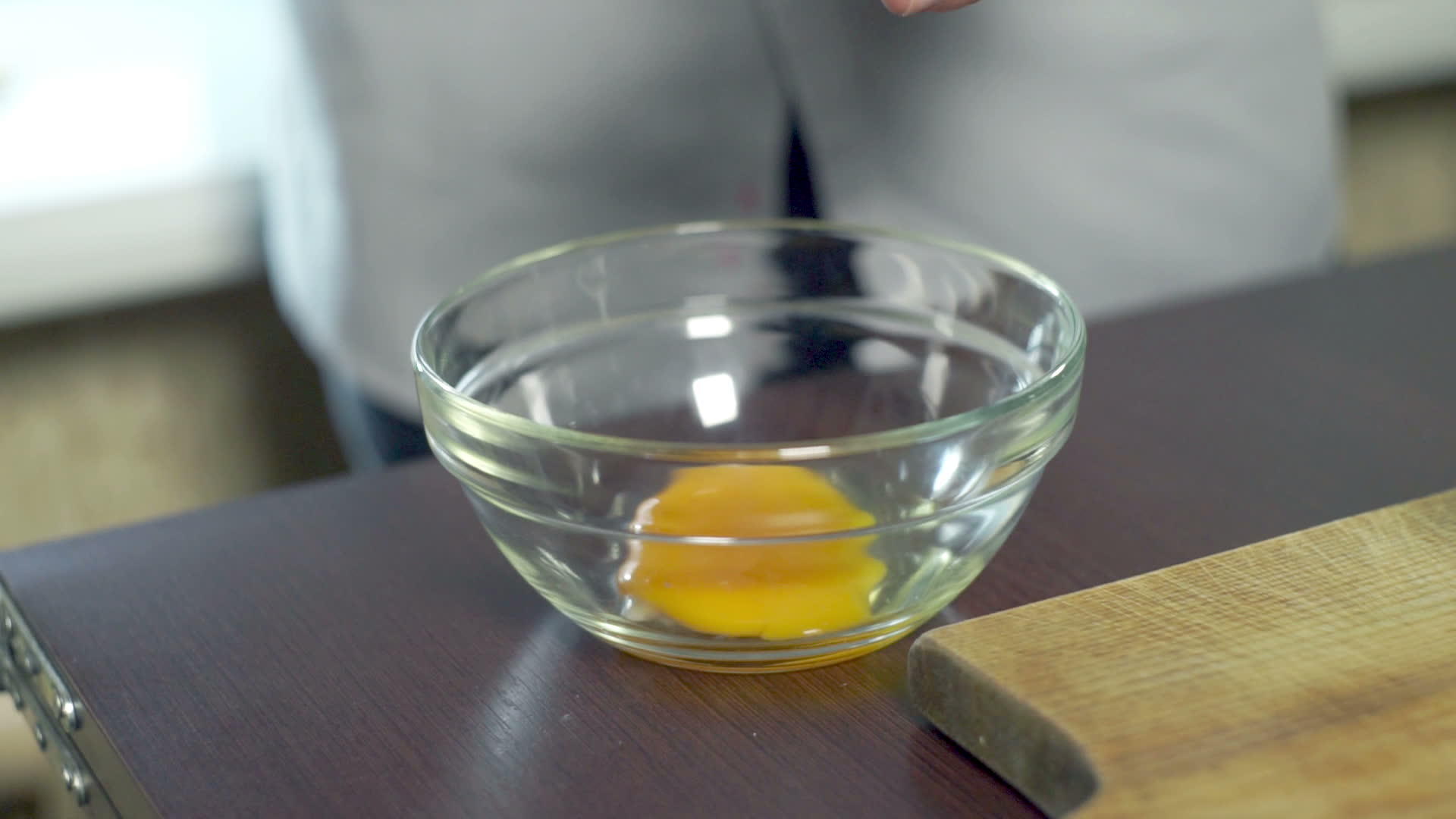 蛋液落入玻璃碗中视频的预览图