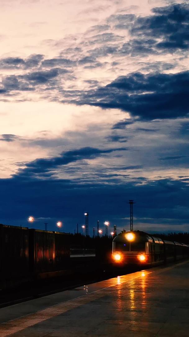 夜幕降临时驶入新疆库车火车站的列车视频的预览图