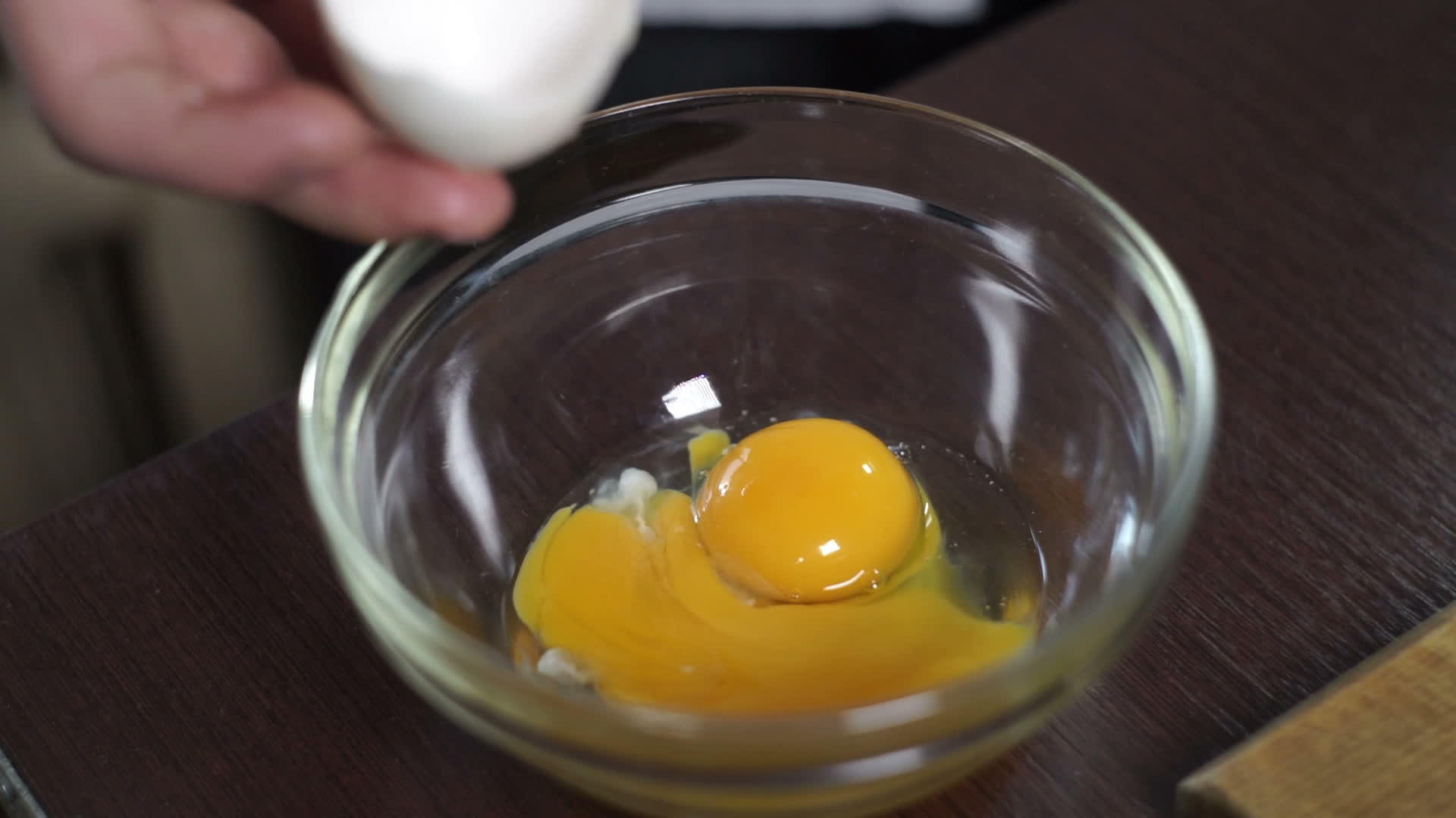 将新鲜鸡蛋放入碗中视频的预览图