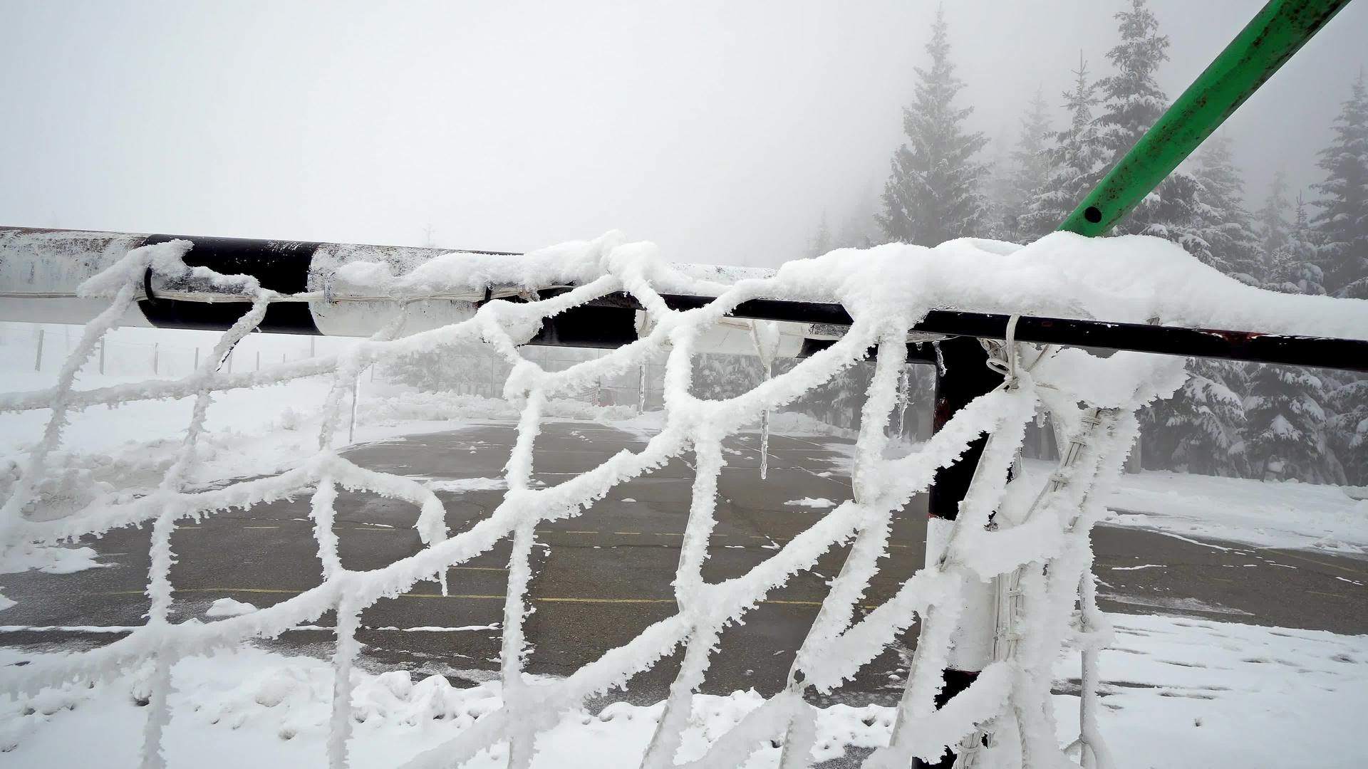 冬季足球网被雪覆盖视频的预览图