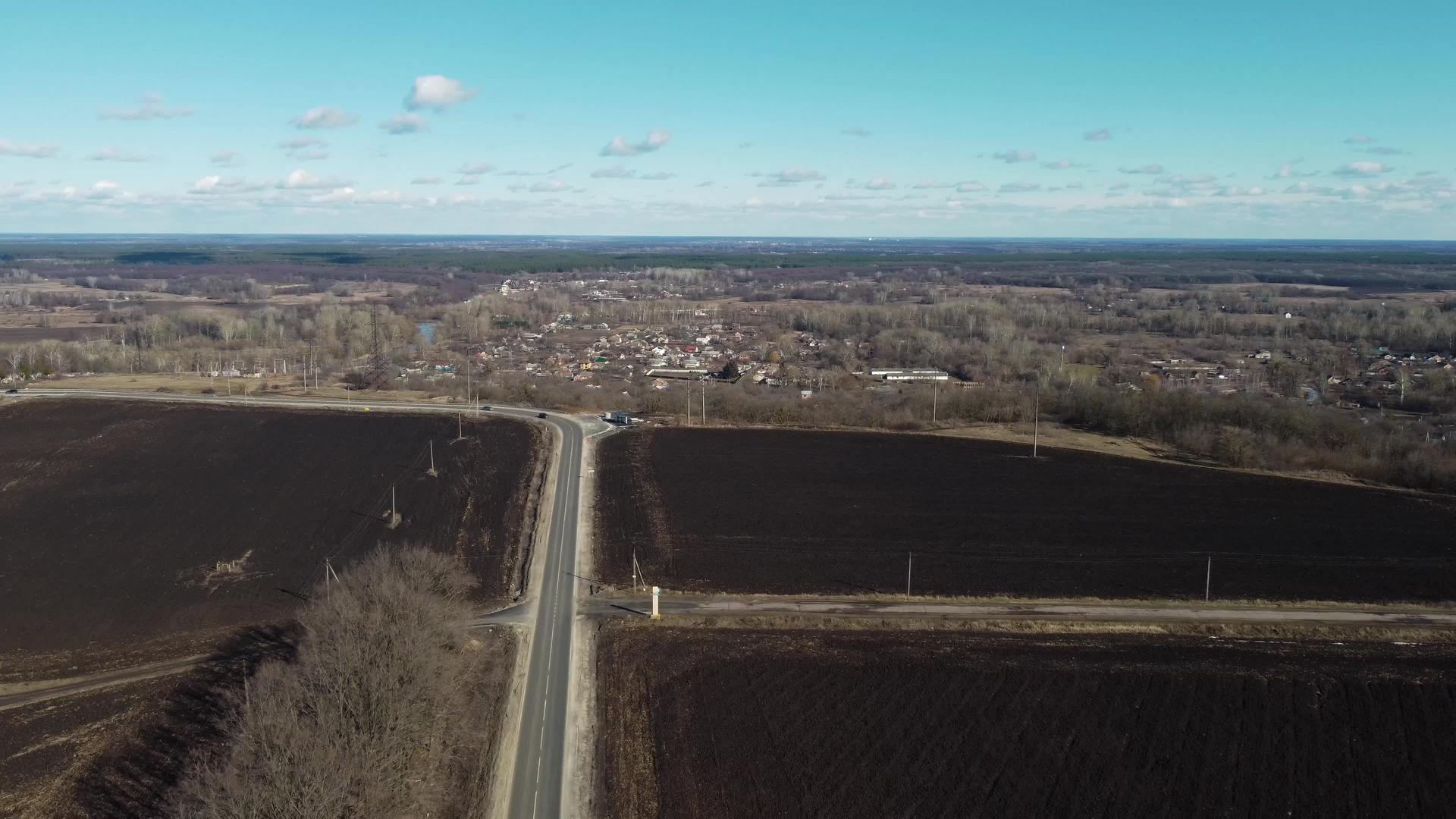 Arial无人机可以看到新耕地准备在春天播种视频的预览图