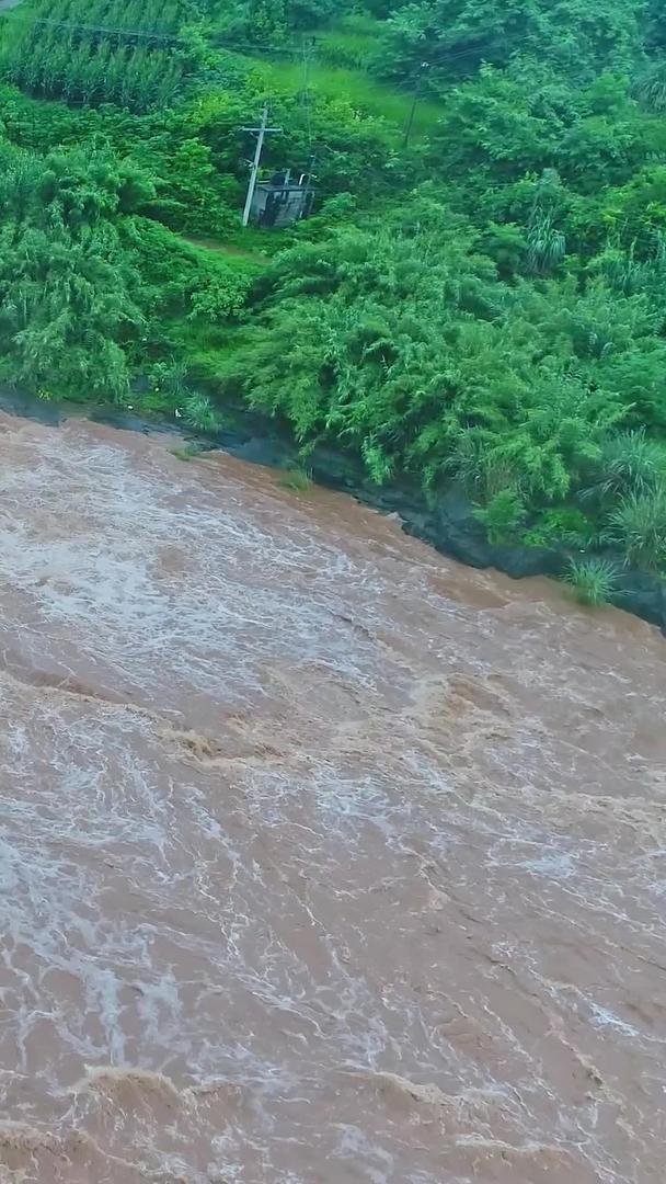 自然灾害梅雨季洪水暴雨后中滩瀑布航拍视频的预览图