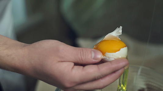 鸡蛋作为烹饪食品的烘焙材料视频的预览图