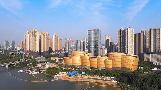 航拍风光城市武汉楚河汉街地标黄金屋建筑群4k素材视频的预览图
