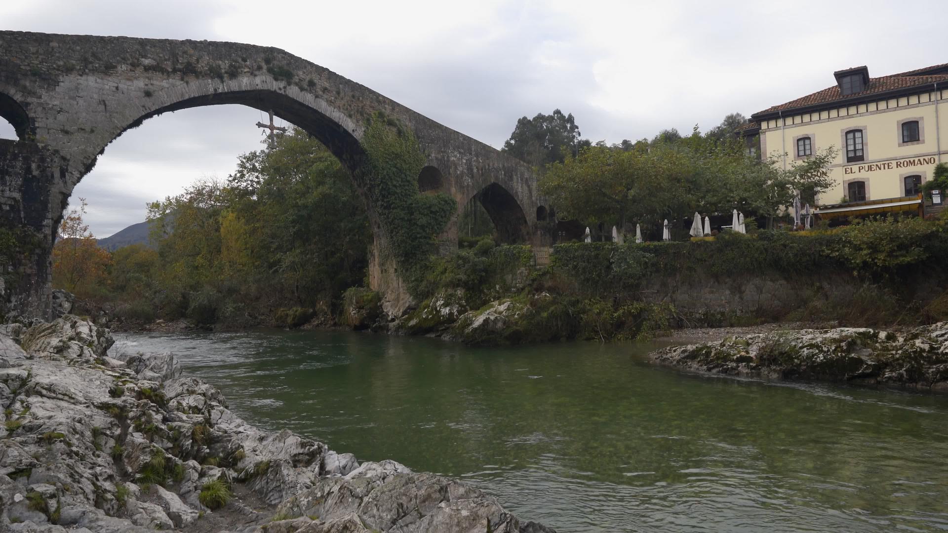 一座美丽的桥建在靠近西班牙欧洲皮科斯山脉的英美大桥上视频的预览图