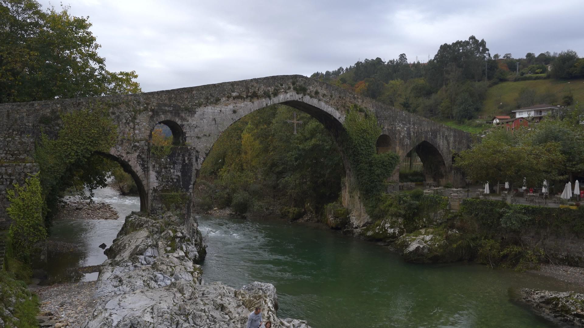 一座美丽的桥建在靠近西班牙欧洲皮科斯山脉的英美大桥上视频的预览图