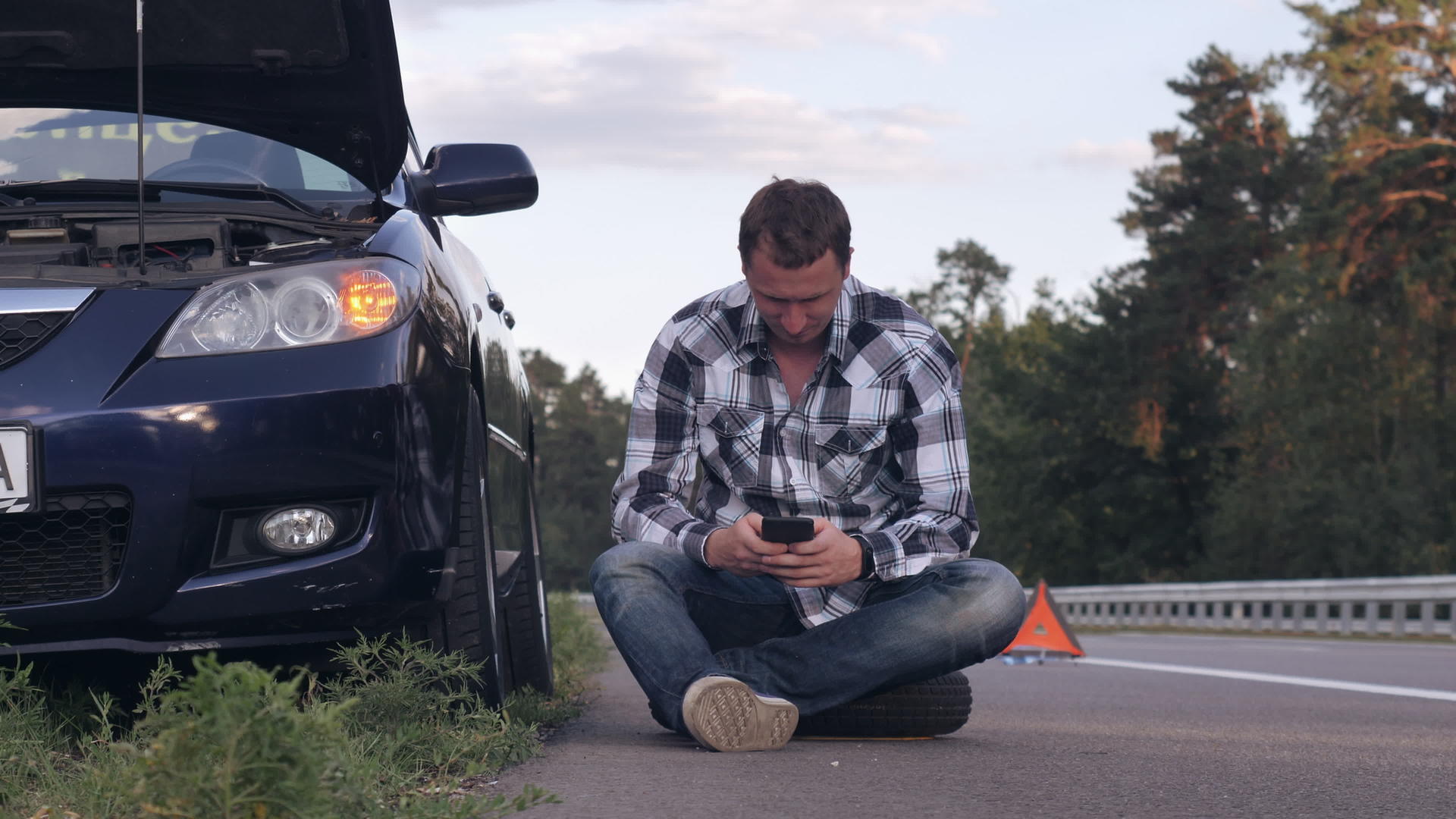 一个路事故后使用手机的英俊男子视频的预览图