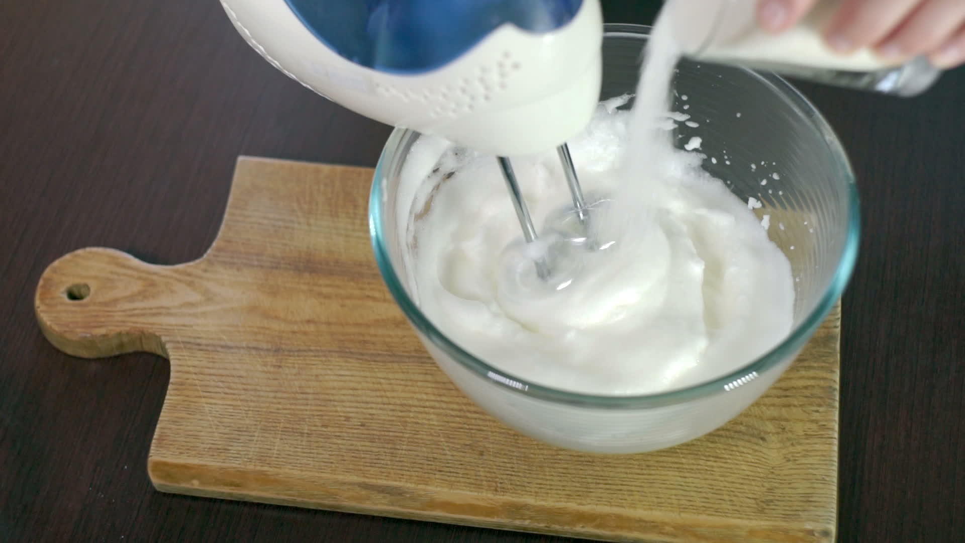 在烘焙教程中加糖混合甜奶油视频的预览图