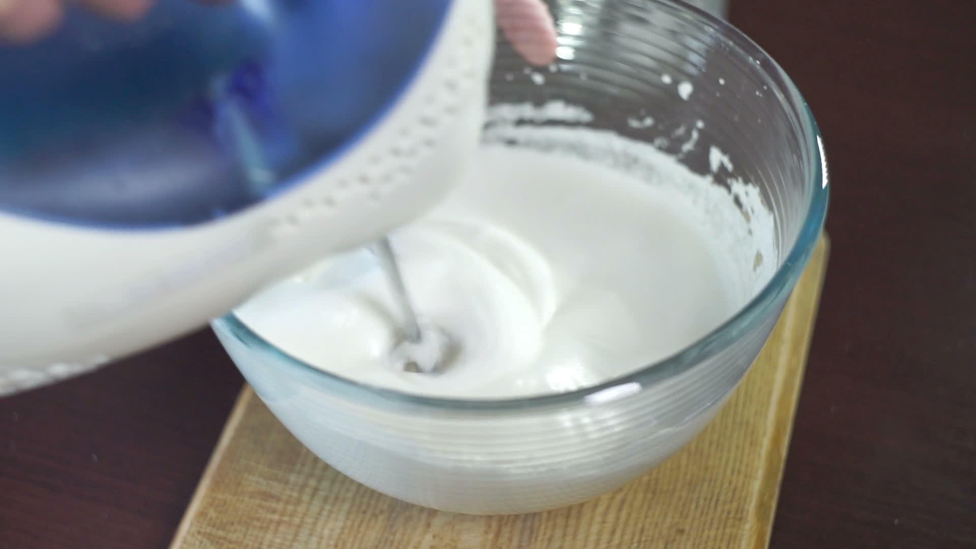 碗中奶油的烘焙教程视频的预览图