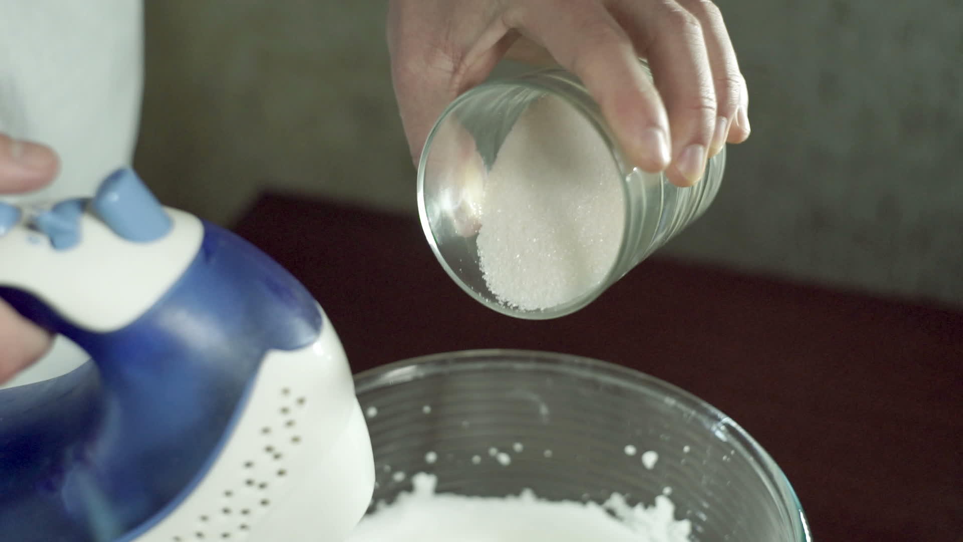 烘焙教程将糖从玻璃中倒入混合碗中视频的预览图