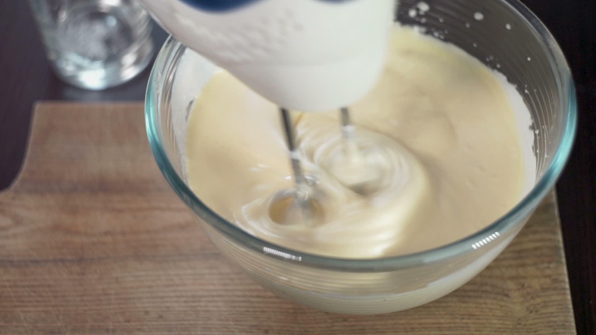 搅拌机混合原料蛋糕视频的预览图
