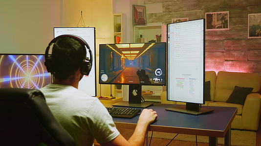 职业玩家在玩射击游戏时结束游戏视频的预览图
