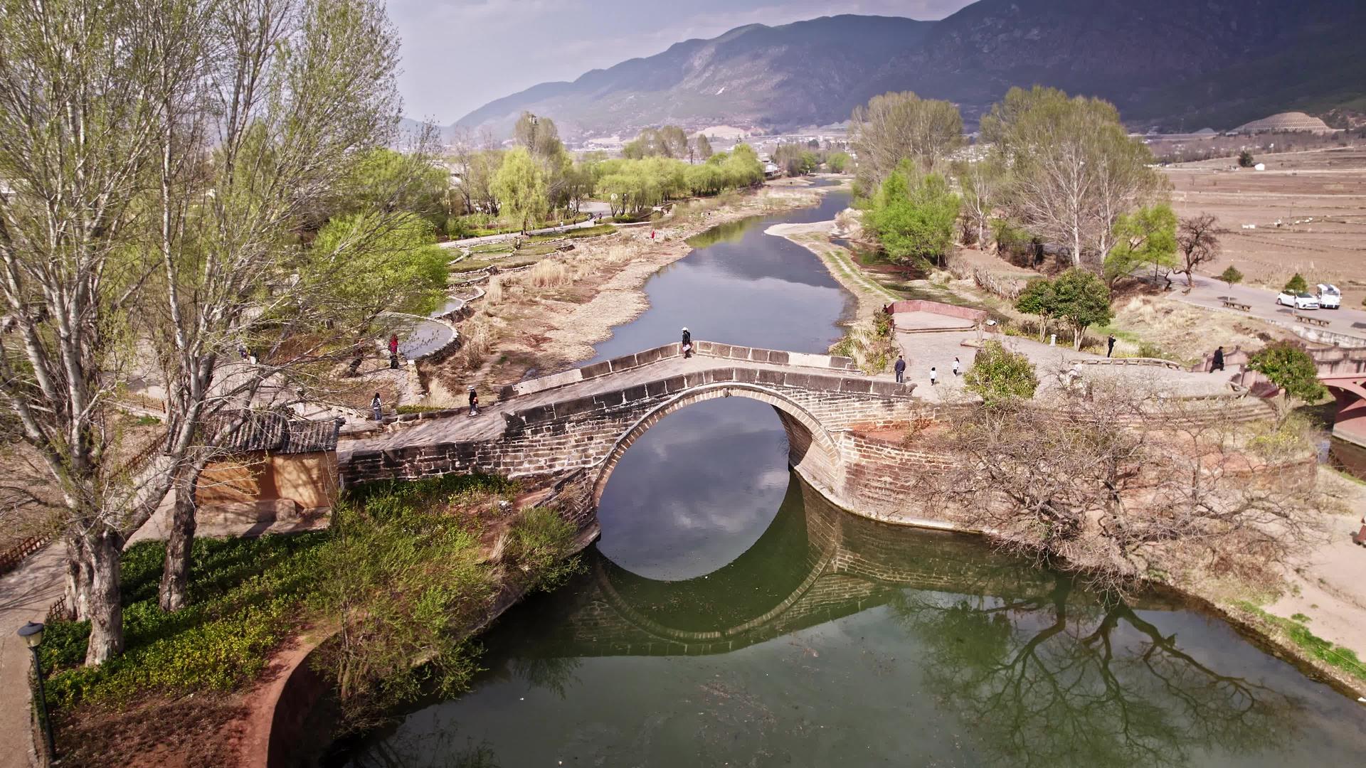 大理沙溪古镇玉津桥小桥流水航拍视频的预览图