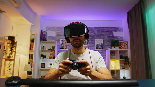 专业游戏玩家佩戴虚拟现实头盔的第一视角视频的预览图