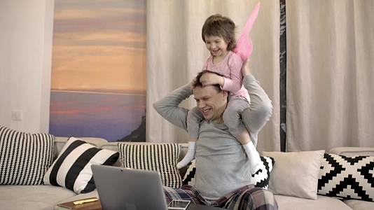 父亲和女儿坐在他的肩上工作视频的预览图