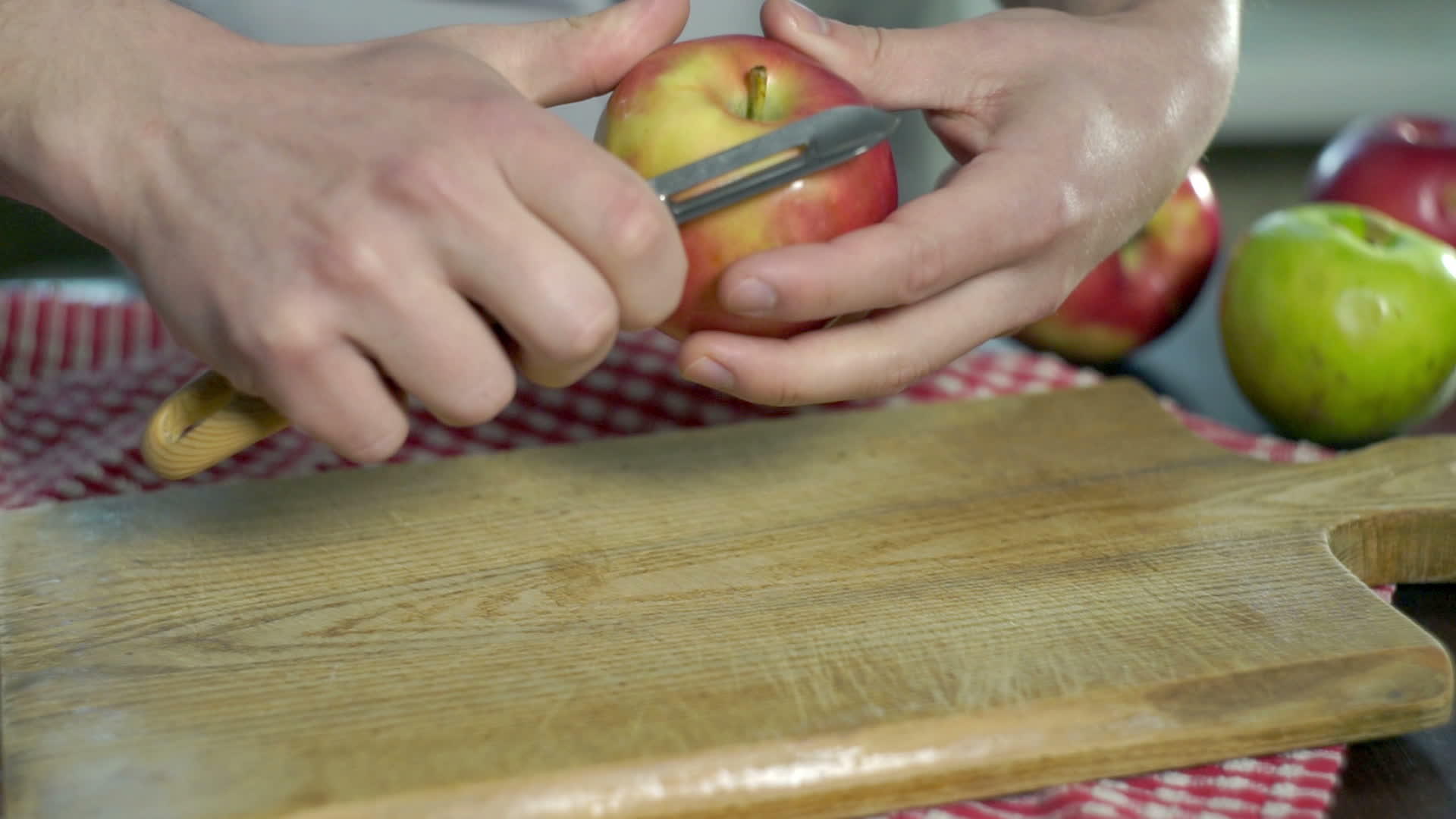 切苹果皮健康食品素食视频的预览图