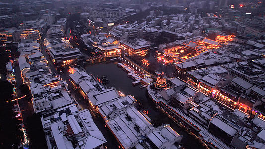 4K航拍春节南京夫子庙灯会雪景南京雪景视频的预览图
