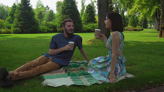 情侣公园幽会视频的预览图
