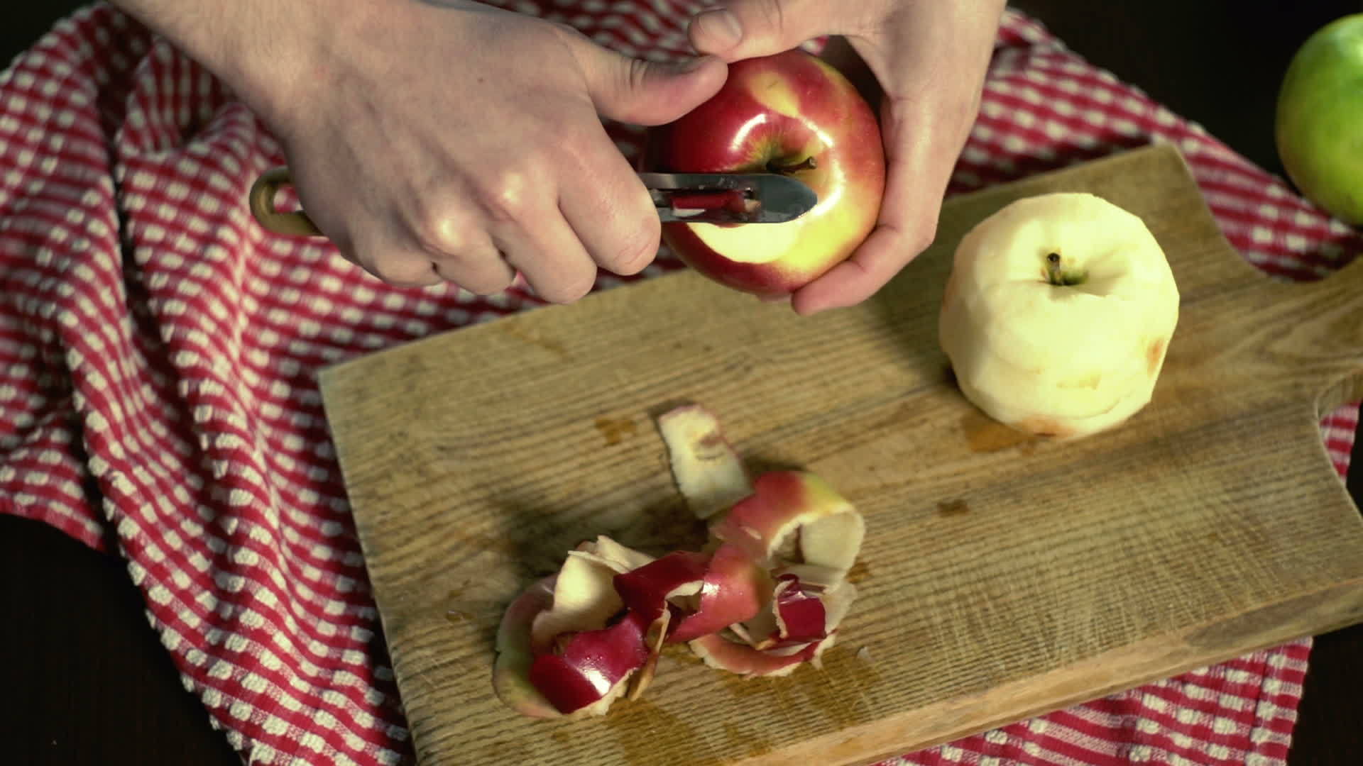 切苹果皮手切苹果皮纯素食视频的预览图
