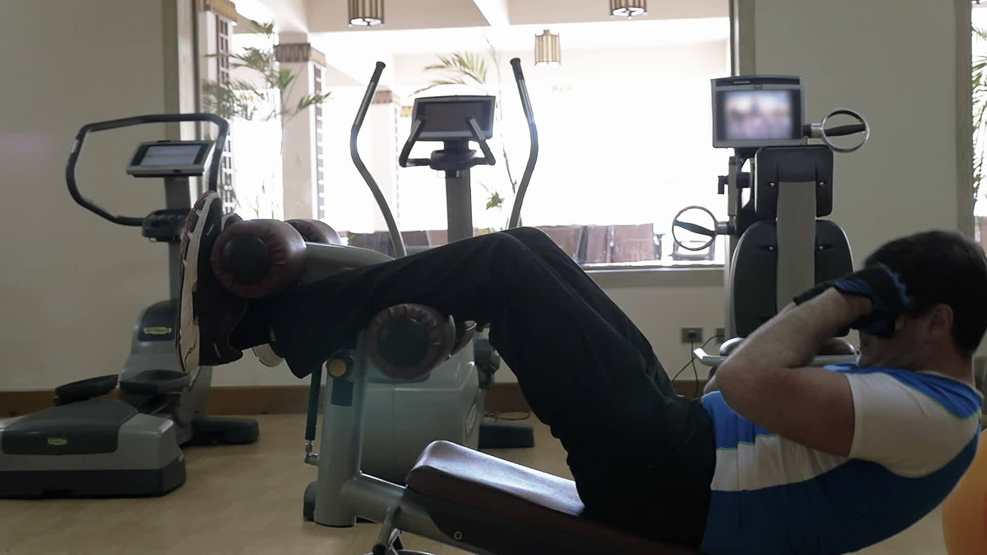 男人在健身房做腹部运动视频的预览图