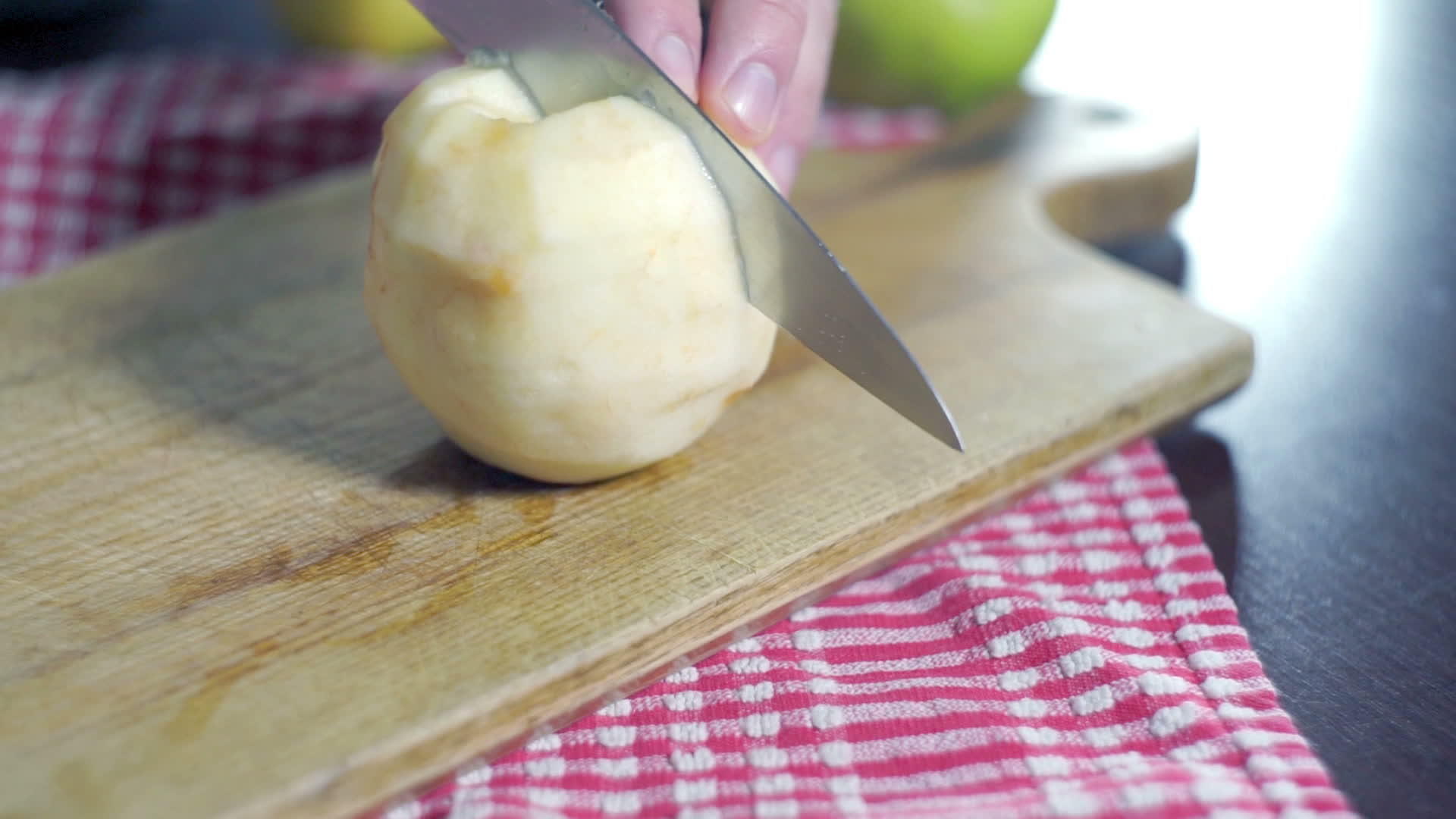 在厨房木板上切苹果视频的预览图