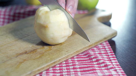 在厨房木板上切苹果视频的预览图