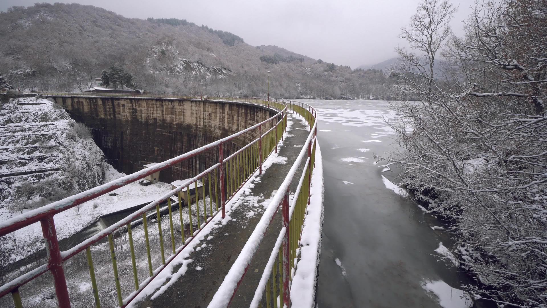 冬天美丽的冷冻河坝视频的预览图