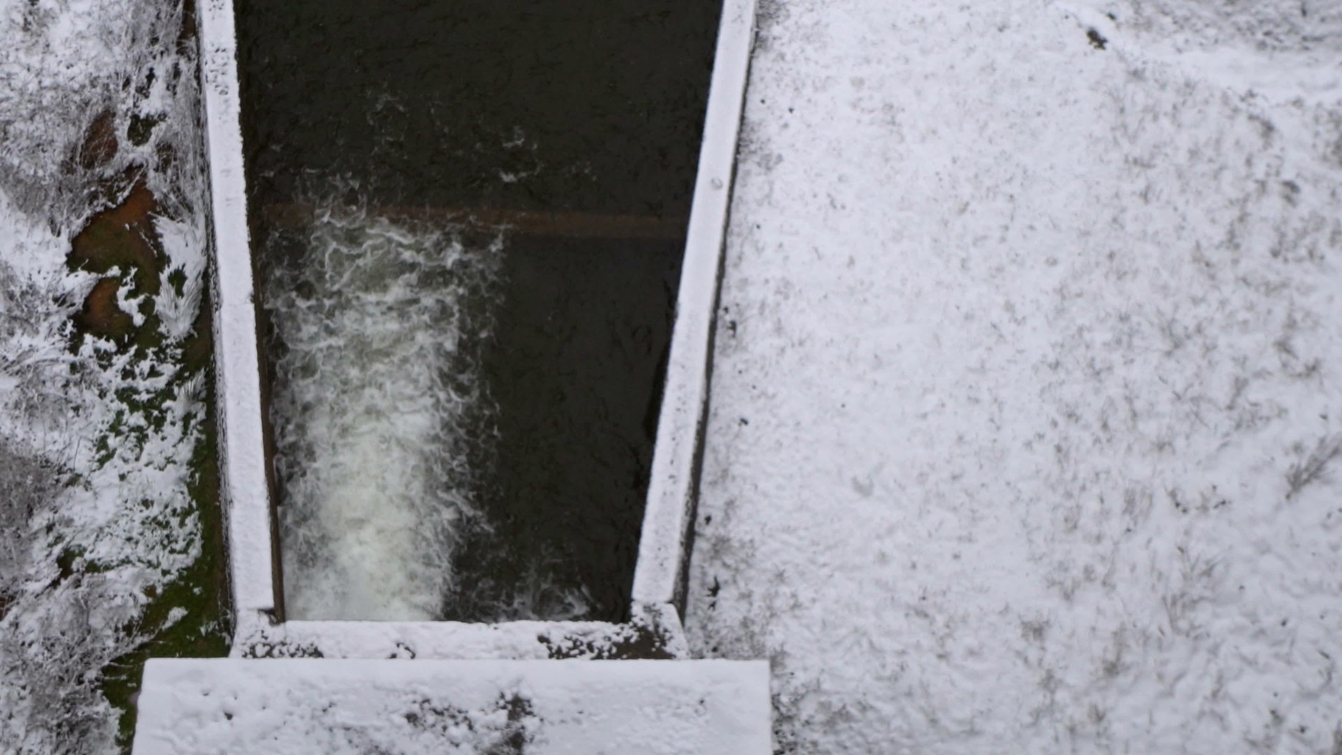 冬季大坝排水视频的预览图