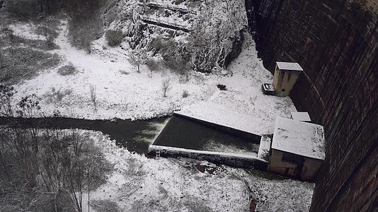 大坝的水能释放出大坝在冬季环境中的过剩容量视频的预览图