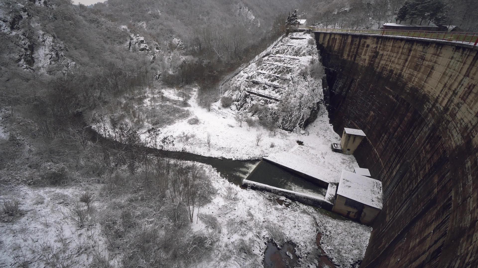 冬天大坝的拱门空景观视频的预览图