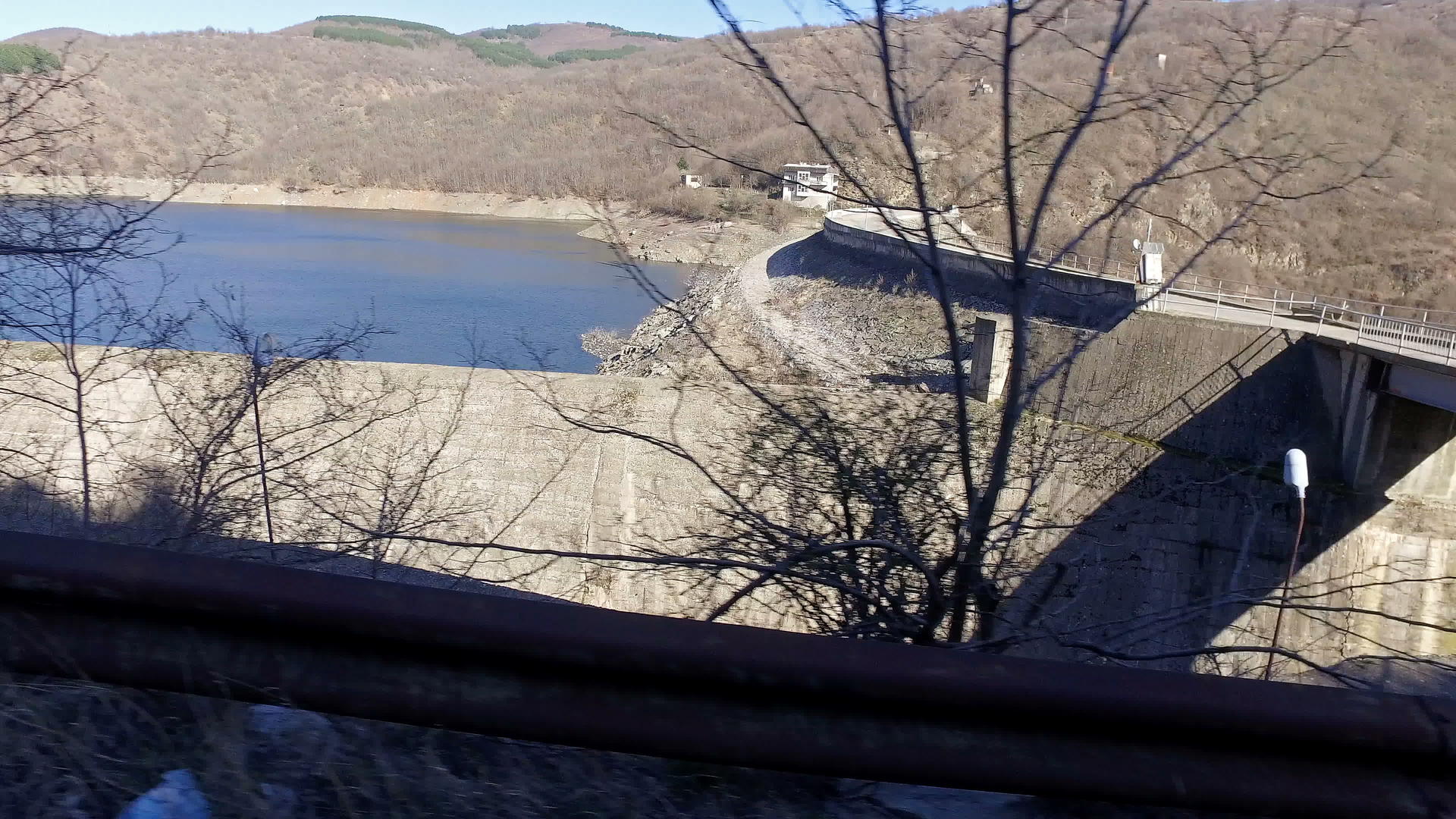 沿大坝arccrown公路驾驶的第一视角视频的预览图