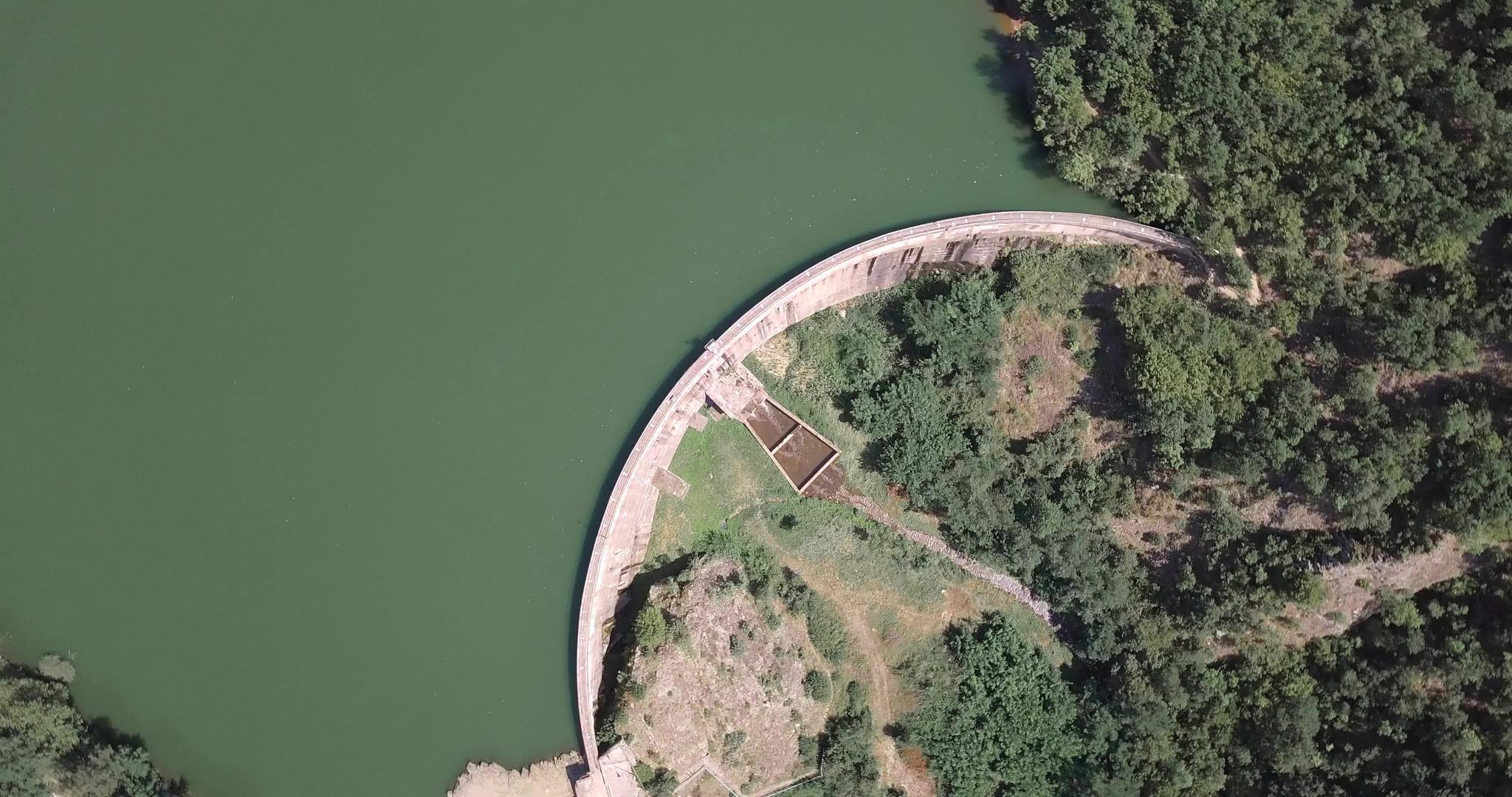 河边的一座大坝视频的预览图