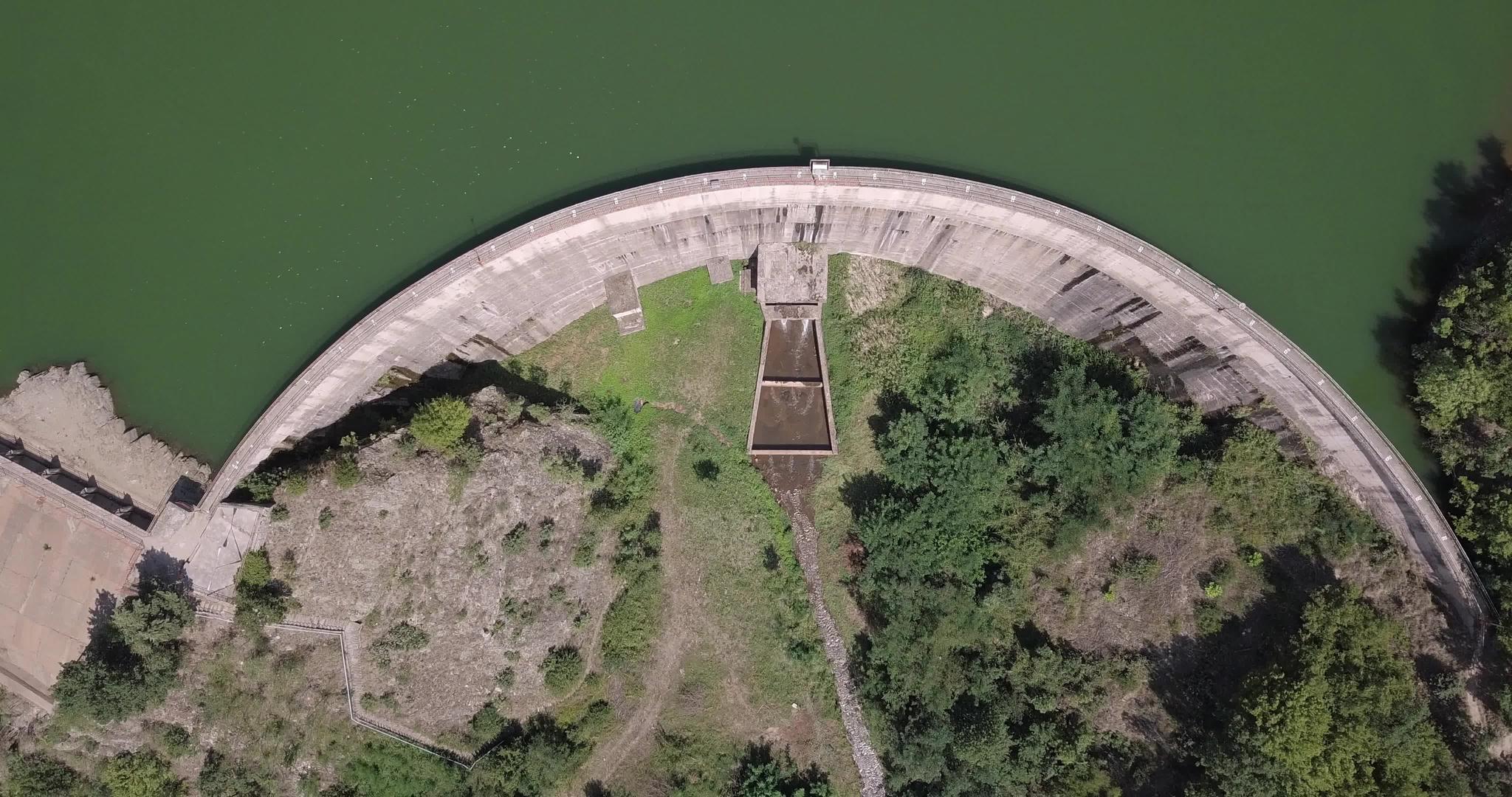 大坝令人惊叹的空中景象视频的预览图