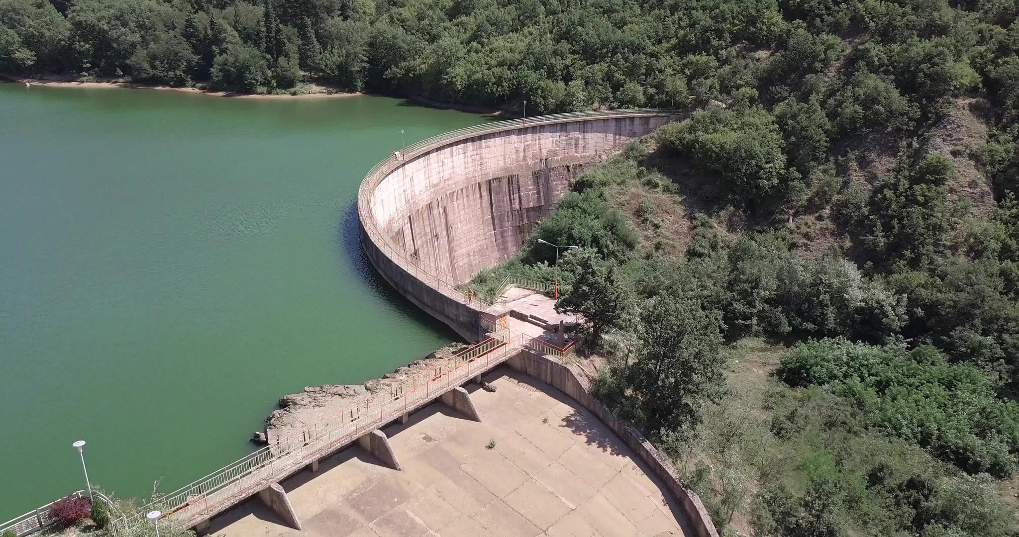 观察水电坝的空气视频的预览图