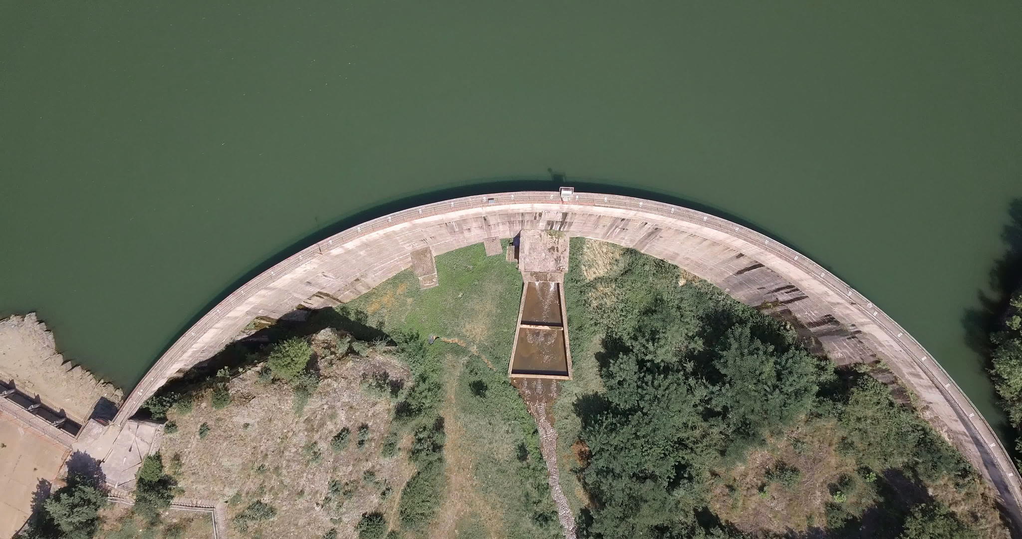 观察大坝拱门的无人飞机视频的预览图