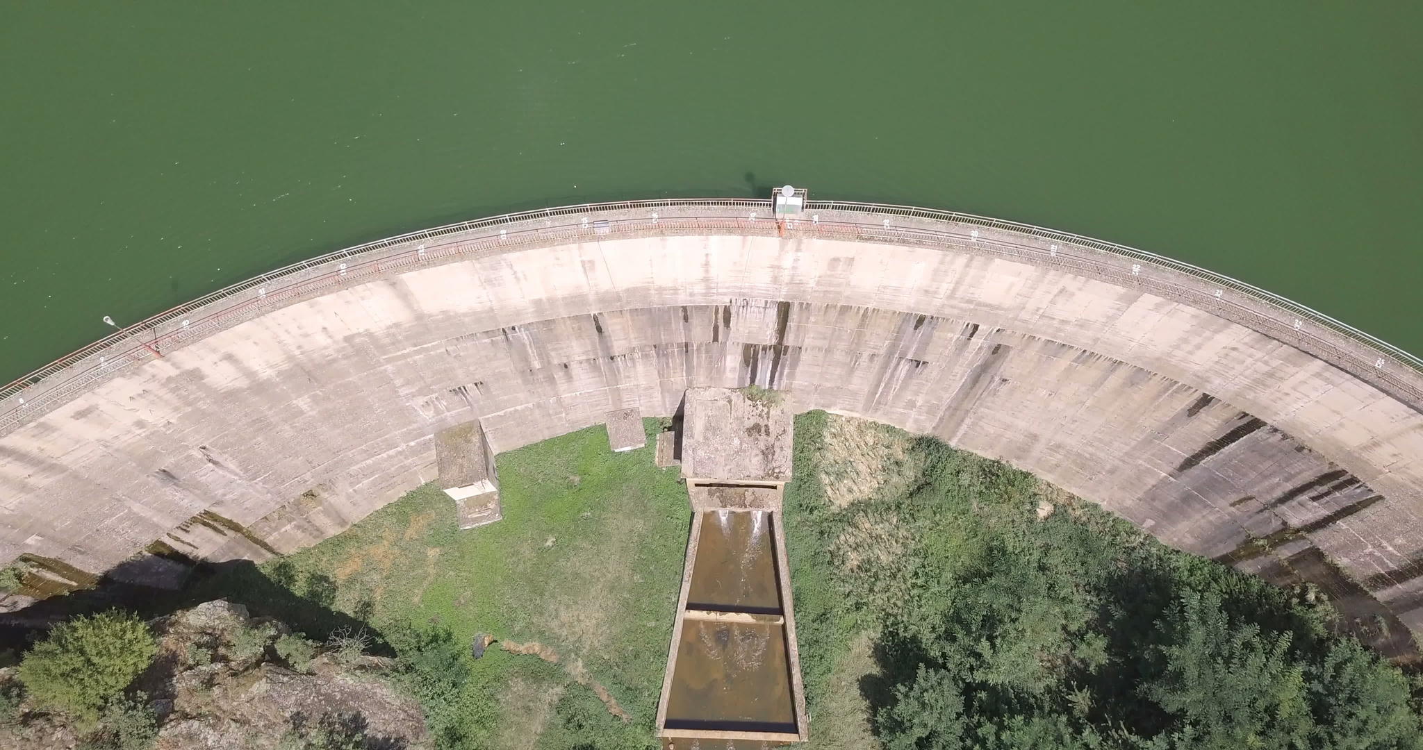 大坝用于控制洪水和生产水电视频的预览图