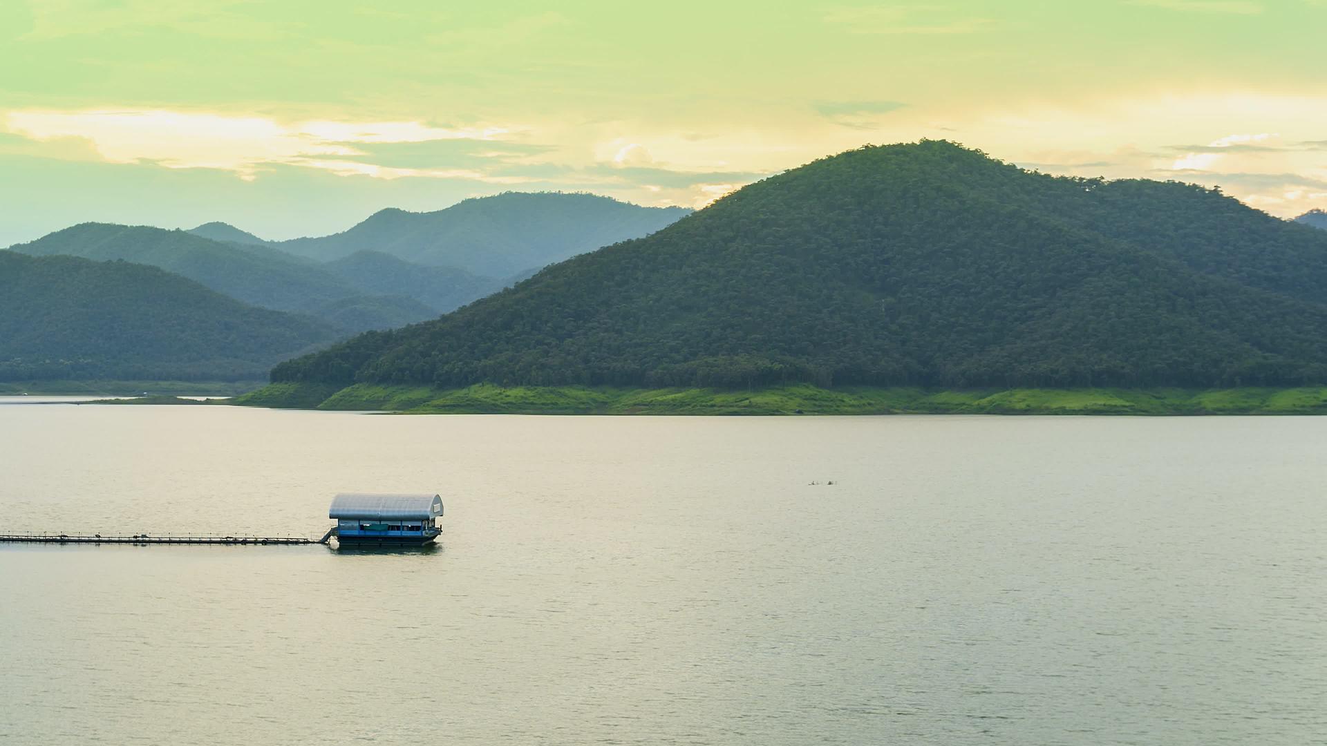 木筏在大坝或湖泊中间漂浮视频的预览图