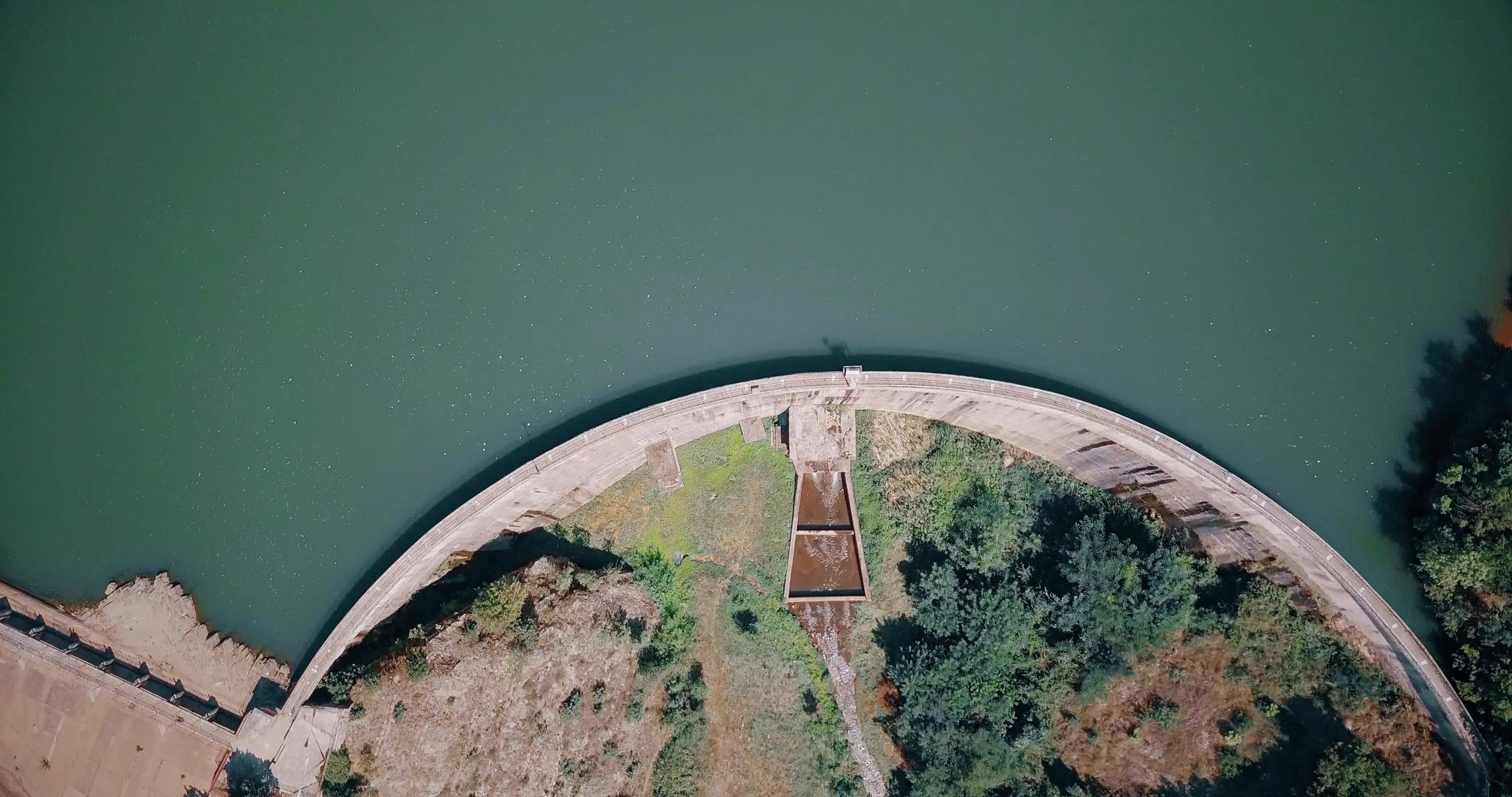 水电大坝的空中航向视频的预览图