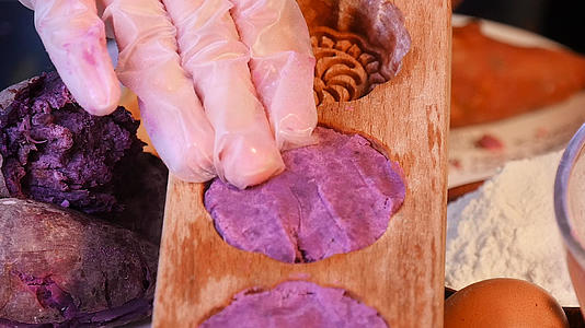 紫薯月饼制作过程视频的预览图