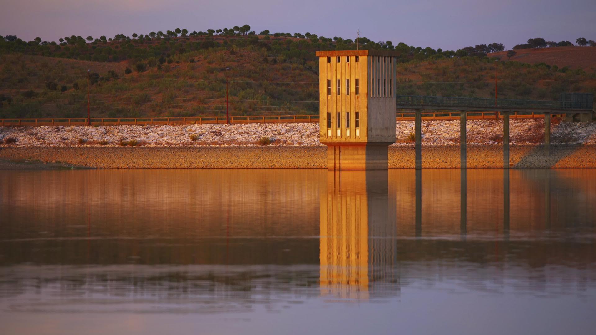 在Teena的mecefecet日落时水坝在Portugal视频的预览图
